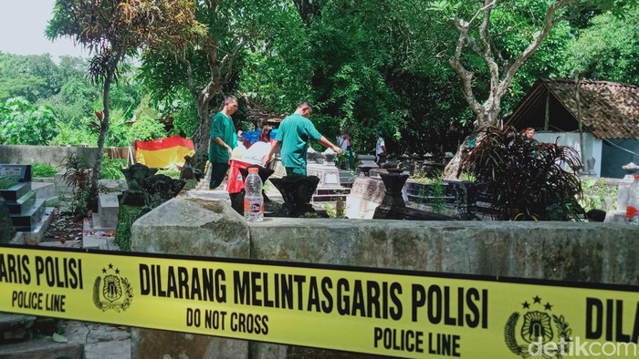 Polres Klaten membongkar makam seorang wanita yang sudah dikubur 100 hari.