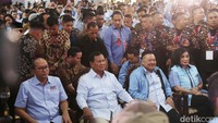 Kehadiran Prabowo disambut riuh perwakilan para advokat se-Indonesia.