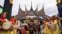 Kurator Galeri Foto Jurnalistik ANTARA Ismar Patrizki (tengah) yang mendapatkan gelar pusaka Datuak Paduko Sinaro, mengikuti upacara Batagak Pangulu di Nagari Tungka, Limapuluhkota, Sumatera Barat, Jumat (26/1/2024).