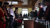 Tradisi ini untuk meresmikan seseorang menjadi penghulu (pemimpin suku).  