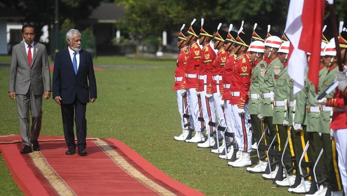 Presiden Joko Widodo terima kunjungan PM Timor Leste Presiden Joko Widodo (kanan) berbincang dengan Perdana Menteri Republik Demokratik Timor-Leste Xanana Gusmao (kiri) sebelum pertemuan bilateral di Istana Bogor, Jawa Barat, Jumat (26/1/2024). Pertemuan antara Presiden Joko Widodo dan PM Xanana Gusmao itu membahas pengelolaan perbatasan negara, kerjasama ekonomi, investasi dan teknologi informasi serta dukungan keanggoatan penuh Timor-Leste di ASEAN. ANTARA FOTO/Akbar Nugroho Gumay
