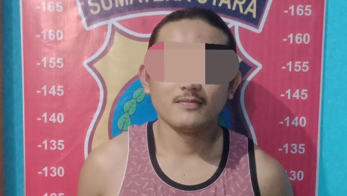 Pria inisial MI yang saat diamankan di kantor polisi. (Foto: Dok. Polres Tebing Tinggi).