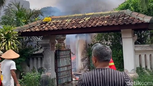 Proses penanganan kebakaran di Perumahan Candra Asri, Sukawati Gianyar, Bali, Jumat (26/1/2024). (Putu Krista/detikBali)