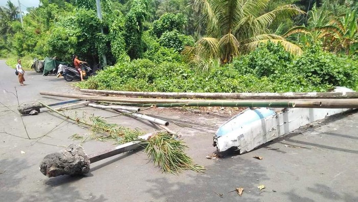 Protes warga terhadap limbah air ikan tongkol yang dibuang sembarangan hingga berbau busuk di wilayah Tanah Ampo, Manggis, Bali. (Istimewa)