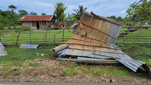 Rumah warga di Kabupaten Kupang mengalami kerusakan parah akibat angin puting beliung. (Dok BPBD Kabupaten Kupang).