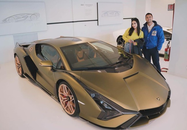 Ketika berada di Italia Raffi Ahmad dan Nagita Slavina menyempatkan diri mengunjungi museum Lamborghini. Tak lupa keduanya juga berpose bersama beberapa mobil Lamborghini yang terpajang di sana. Foto: Instagram/@raffinagita1717
