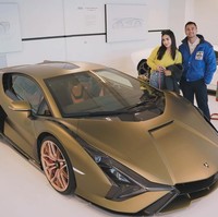 Ketika berada di Italia Raffi Ahmad dan Nagita Slavina menyempatkan diri mengunjungi museum Lamborghini. Tak lupa keduanya juga berpose bersama beberapa mobil Lamborghini yang terpajang di sana. Foto: Instagram/@raffinagita1717