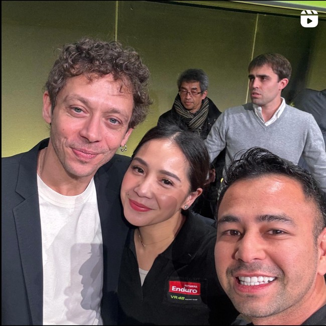 Selain mengunjungi museum Lamborghini, Raffi dan Nagita juga berkesempatan bertemu dengan VR46 Racing Team, salah satu tim balap motor yang dimiliki oleh legenda MotoGp, Valentino Rossii. Raffi dan Nagita pun tampak berfoto bersama Valentino Rossi. Foto: Instagram/@raffinagita1717