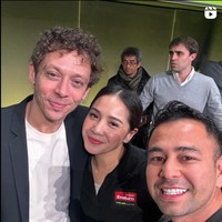 Selain mengunjungi museum Lamborghini, Raffi dan Nagita juga berkesempatan bertemu dengan VR46 Racing Team, salah satu tim balap motor yang dimiliki oleh legenda MotoGp, Valentino Rossii. Raffi dan Nagita pun tampak berfoto bersama Valentino Rossi. Foto: Instagram/@raffinagita1717
