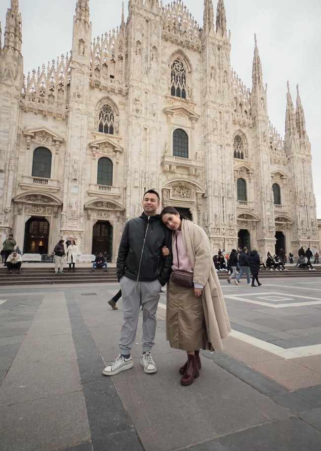 Pamer kemesraan jalan-jalan berdua, Raffi dan Nagita bak kembali berbulan madu. Tak sedikit netizen yang mendoakan agar keduanya kembali diberi momongan sepulangnya dari Italia. Foto: Instagram/@raffinagita1717