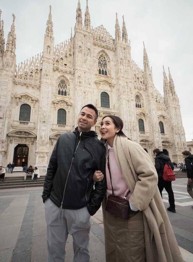 Yang tak kalah mencuri atensi ialah pesona Nagita Slavina atau yang akrab disapa mama Gigi. Banyak netizen menyebut jika Nagita terlihat semakin tua justru semakin cantik. Foto: Instagram/@raffinagita1717