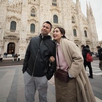 Yang tak kalah mencuri atensi ialah pesona Nagita Slavina atau yang akrab disapa mama Gigi. Banyak netizen menyebut jika Nagita terlihat semakin tua justru semakin cantik. Foto: Instagram/@raffinagita1717