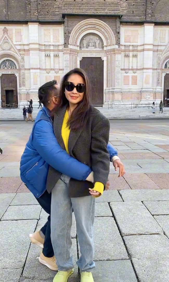 Dibantu oleh beberapa karyawannya yang ikut ke Italia, Raffi dan Nagita juga tampak membuat video bersama ketika berada di sana. Tak sedikit netizen yang dibuat gemas melihat kemesraan keduanya. Foto: Instagram/@raffinagita1717