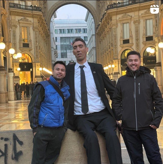 Raffi juga tampak bertemu dan berpose bersama salah satu manusia tertinggi di dunia, Sultan Kosen. Foto: Instagram/@raffinagita1717