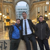 Raffi juga tampak bertemu dan berpose bersama salah satu manusia tertinggi di dunia, Sultan Kosen. Foto: Instagram/@raffinagita1717