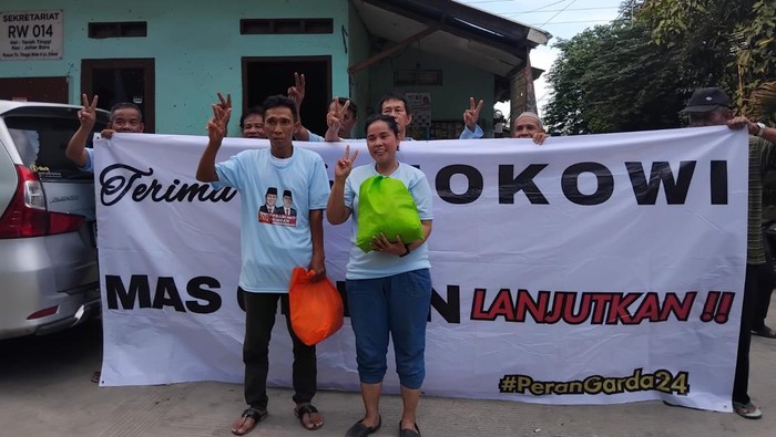 Relawan Pecinta Gibran Generasi Muda membagikan makanan dan susu gratis (dok istimewa)
