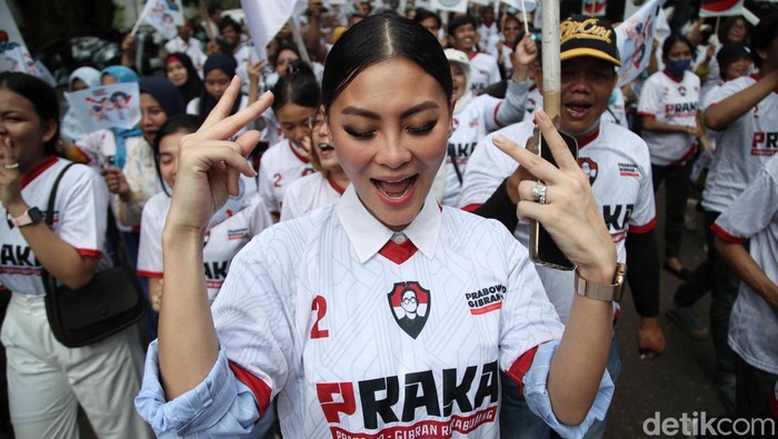 Ketua Relawan Praka (Prabowo Rakabuming Raka) Osco Olfriady Letunggamu memberikan plakat dekarasi kepada Wakil Ketua Dewan Pakar TKN Budiman Sudjatmiko di depan kediaman Prabowo Subianto, Kertanegara, Jakarta, Jumat (26/1/2024).