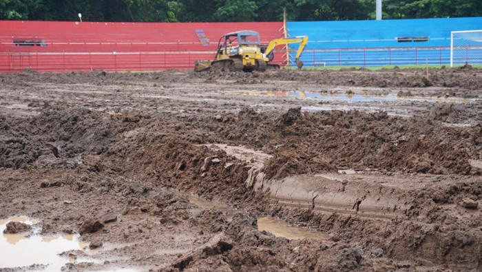Proyek renovasi Stadion Gelora Bumi Kartini Jepara, Jumat (26/1/2024).