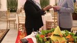 Manisnya Momen Retno Marsudi saat Rayakan Ultah Pernikahan dengan Tumpeng
