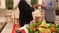 Bahkan banyak momennya saat kulineran bareng. Salah satunya ada momen potong tumpeng untuk merayakan ulang tahun Menlu Kang dari Korea Selatan. Foto: Instagram @retno_marsudi