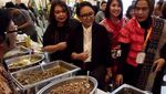 Manisnya Momen Retno Marsudi saat Rayakan Ultah Pernikahan dengan Tumpeng