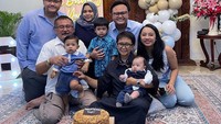 Kalau yang satu ini adalah momen Retno Marsudi saat merayakan hari ulang tahunnya. Ia diberi kejutan kue ulang tahun. Foto: Instagram @retno_marsudi