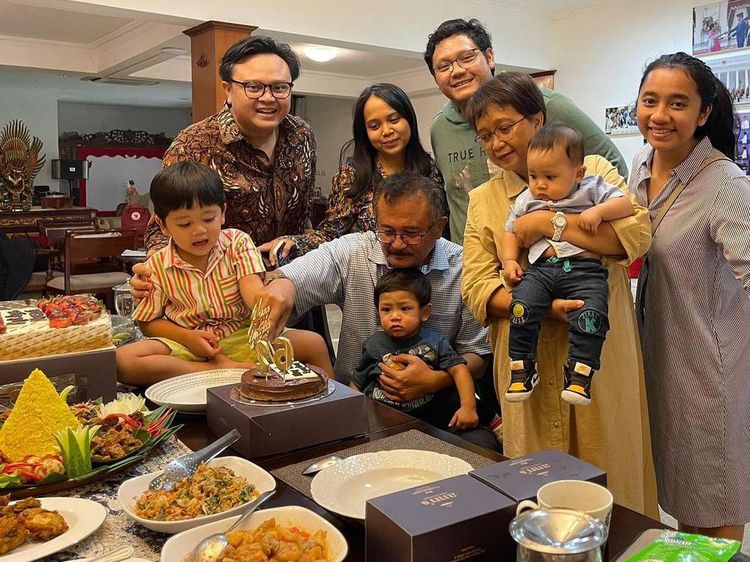 Manisnya Momen Retno Marsudi saat Rayakan Ultah Pernikahan dengan Tumpeng