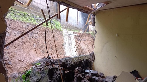 Senderan jebol timpa rumah warga di Desa Tista, Kecamatan Abang, Kabupaten Karangasem, Jumat (26/1/2024).