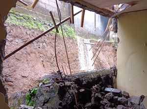 Hujan Deras, Senderan Jebol Timpa Rumah di Karangasem