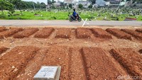 Lahan makam tersebut ditinggikan sekitar 2 meter. 