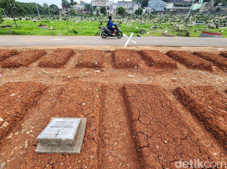 Sering Kebanjiran, Makam di TPU Tanah Kusir Ditinggikan