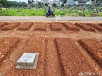 Sering Kebanjiran, Makam di TPU Tanah Kusir Ditinggikan