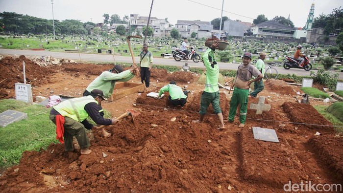 Sering Kebanjiran, Makam di TPU Tanah Kusir Ditinggikan Lahan makam di TPU Tanah Kusir ditinggikan sekitar 2 meter. Hal ini karena elevasinya yang rendah sehingga kebanjiran saat hujan deras.