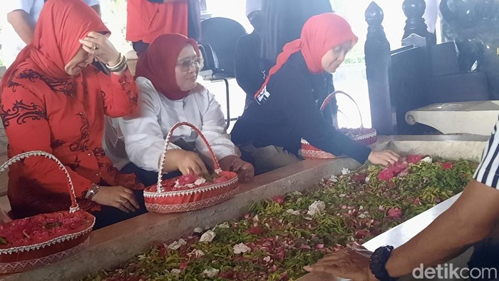 Siti Atikoh ziarah ke makam Bung Karno. (Annisa Aulia Rahim/detikcom)