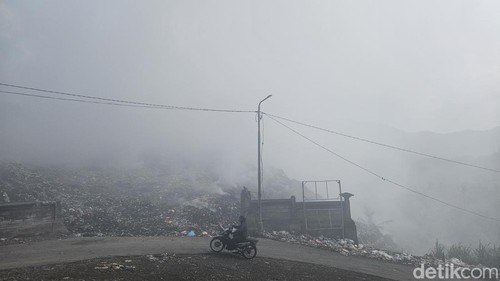 Situasi TPA Sente di Dawan Klungkung penuh dengan asap pekat, api kuasai 100 persen kawasan TPA, Jumat (26/1/2024). (Putu Krista/detikBali)