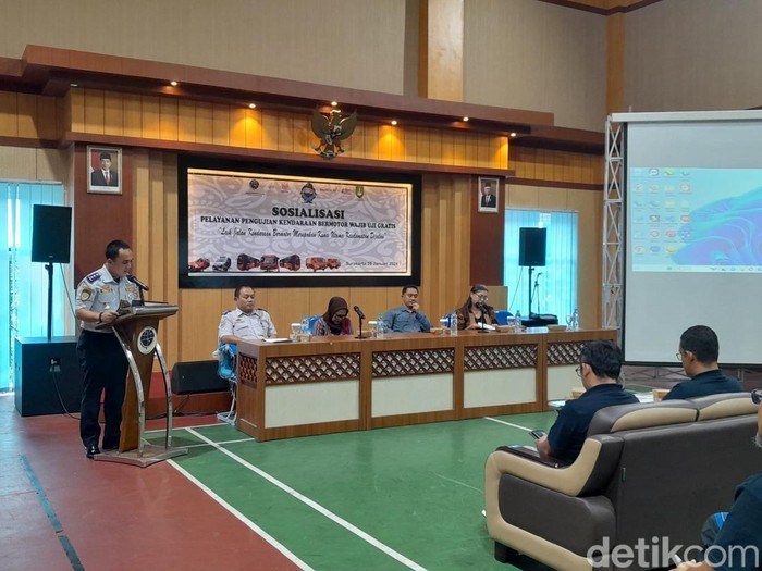 Sosialisasi pelayanan pengujian kendaraan bermotor wajib uji gratis di Kantor Dishub Solo, Jumat (26/1/2024).