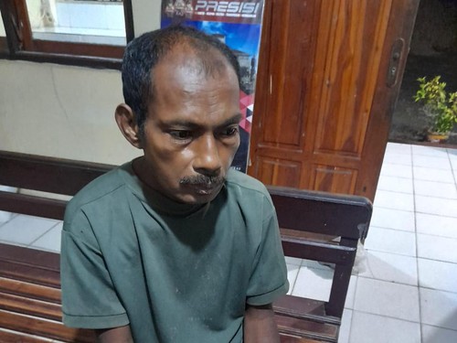 ST (51), terduga pelaku pembacokan terhadap tetangganya saat diamankan di Mapolres Kupang, NTT, Jumat (26/1/2024). (Dok Polres Kupang)