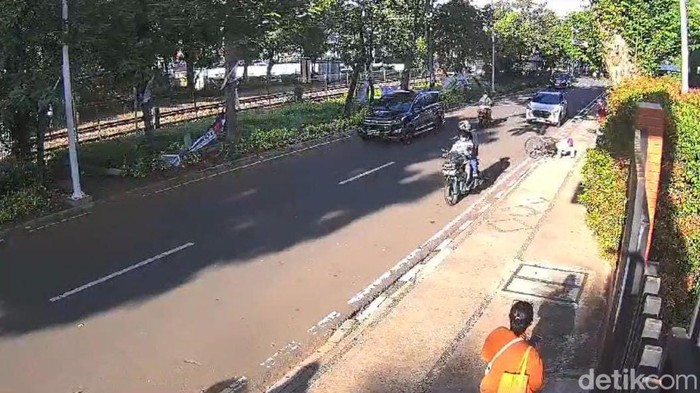Tangkapan layar CCTV aksi penjambretan pesepeda di Jalan Latuharhary, Menteng, Jakarta Pusat.