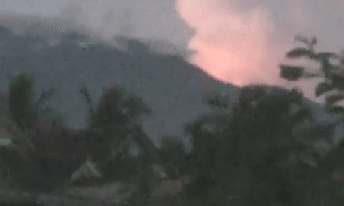 Tangkapan layar video muncul sinar berkilapan di Gunung Galunggung.