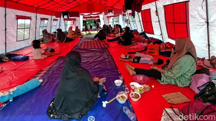 Tenda penyintas bencana longsor di Desa Sekarwangi, Kecamatan Cibadak, Sukabumi.