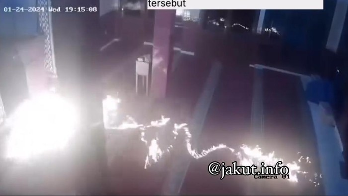 Terekam CCTV! Aksi Pria Bakar Sajadah Masjid di Sunter Jakut