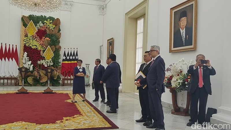 Terlihat, Menteri PUPR Basuki Hadimuljono menggunakan smartphone, 26 Januari 2024. (Eva Safitri/detikcom)