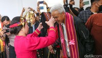 Ganjar tiba di Rumah Keuskupan Ruteng sekitar pukul 13.18 WITA dengan didampingi Ketua Tim Pemenangan Daerah (TPD) Ganjar-Mahfud NTT Herman Hery.
