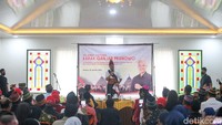 Tarian Tiba Meka khas Manggarai juga turut dipentaskan di hadapan mantan anggota DPR RI Fraksi PDI Perjuangan dua periode itu.