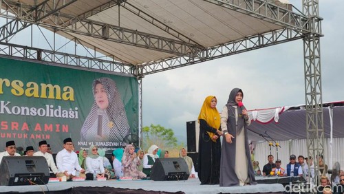 Tokoh PPP Nyai Juwairiyah Fawaid mengkampanyekan pasangan AMIN di Desa Sumberkima, Kecamatan Gerokgak, Buleleng, Bali, Jumat (26/1/2024).