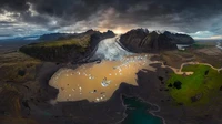 Portofolio Sarlangue mendokumentasikan lanskap glasial atmosfer di dataran tinggi Islandia. Panorama 360 derajat ini diambil dengan menggunakan drone.