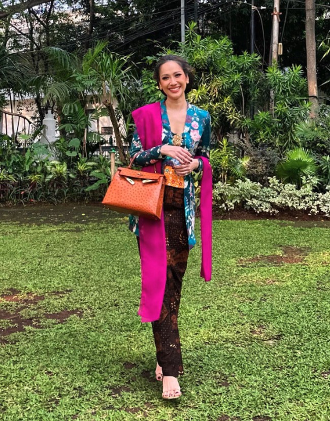 Inspirasi selanjutnya datang dari Bunga Citra Lestari yang tampil anggun mengenakan kebaya kutu baru saat menjadi bridesmaid. Pilihan warna kebaya yang colorful membuat penampilan lebih modern. Foto: Instagram @itsmebcl