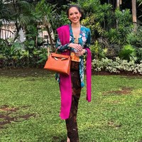 Inspirasi selanjutnya datang dari Bunga Citra Lestari yang tampil anggun mengenakan kebaya kutu baru saat menjadi bridesmaid. Pilihan warna kebaya yang colorful membuat penampilan lebih modern. Foto: Instagram @itsmebcl