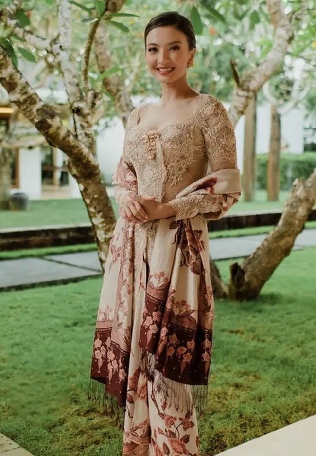 Raline Shah juga mengenakan kebaya saat menjadi bridesmaid pernikahan sahabatnya. Tambahan selendang bisa membuat penampilan lebih anggun dan bersahaja. Foto: Instagram @ralineshah