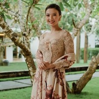 Raline Shah juga mengenakan kebaya saat menjadi bridesmaid pernikahan sahabatnya. Tambahan selendang bisa membuat penampilan lebih anggun dan bersahaja. Foto: Instagram @ralineshah